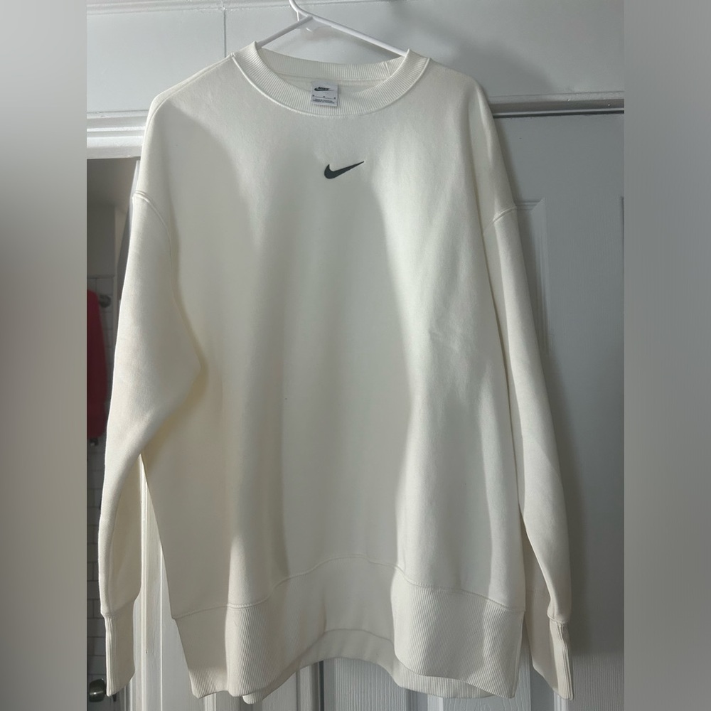 Like new Woman’s Nike Crew Neck Sweatshirt